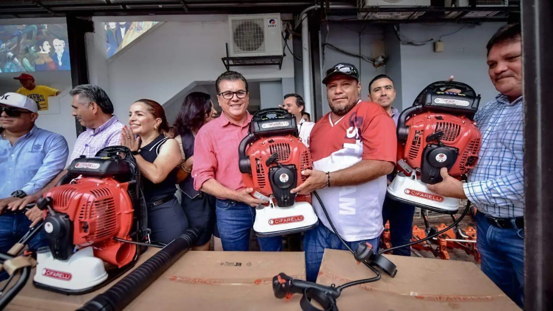 entrega equipos maza ayuntamiento